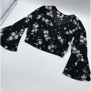 Divided Crop Blouse with‎ Fleuted Sleeves Size 6